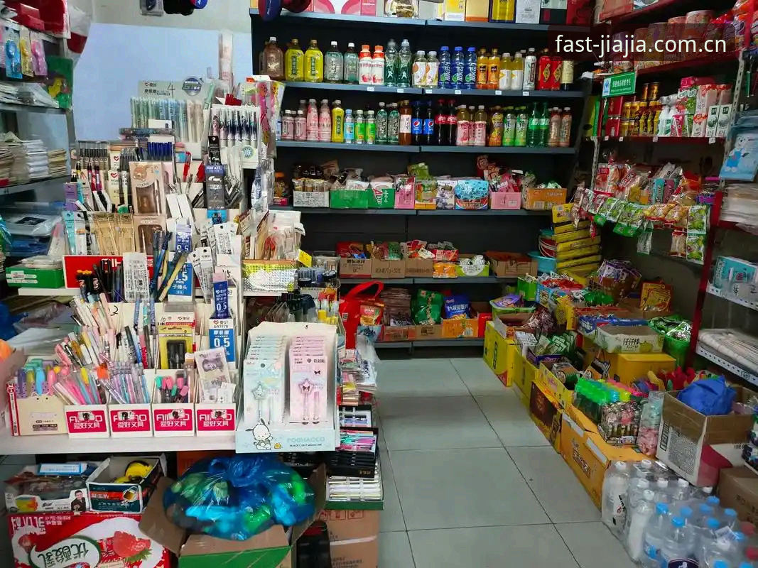 我住在城东那几年，楼下有家开了十二年的体彩店，老板姓周，话不多。去年世界杯期间，他跟我抱怨过一句：现在来店里的人，六十岁往上的才掏现金打票，年轻人都是进来扫个码，然后拿手机对着墙上的屏幕自己核对比分。他指了指柜台角堆着的一摞落灰的纸质赛程表，又说，这玩意儿现在没人拿了，连隔壁修车的老王都嫌翻着麻烦。从那时起我就意识到，体育观看和赛事数据的获取方式，已经换了代。周老板的烦恼不是个例，而是移动端取代传统信息入口的一个微小切片。那些曾经依赖报纸版面或电视滚动条才能获得的实时数据，如今被压缩进了一块块屏幕里，而寻找那个正确的屏幕入口，就成了新的课题。